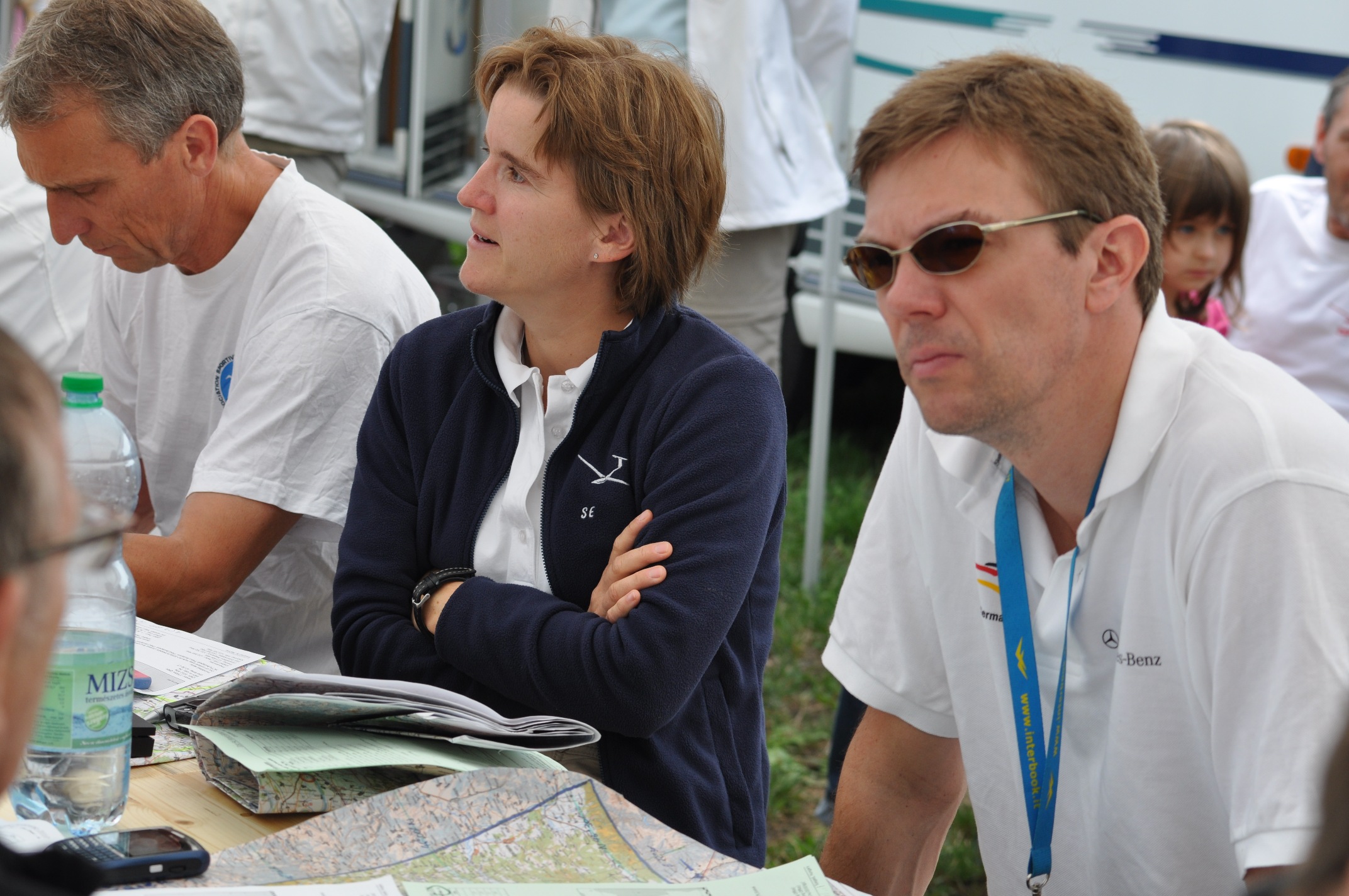 Weiter warten heißt es für Susanne Schödel (Mitte) bei der Segelflug-WM in Szeged/Ungarn. Nun scheint die Schlechtwetterphase in Ungarn aber bald vorbei zu sein!